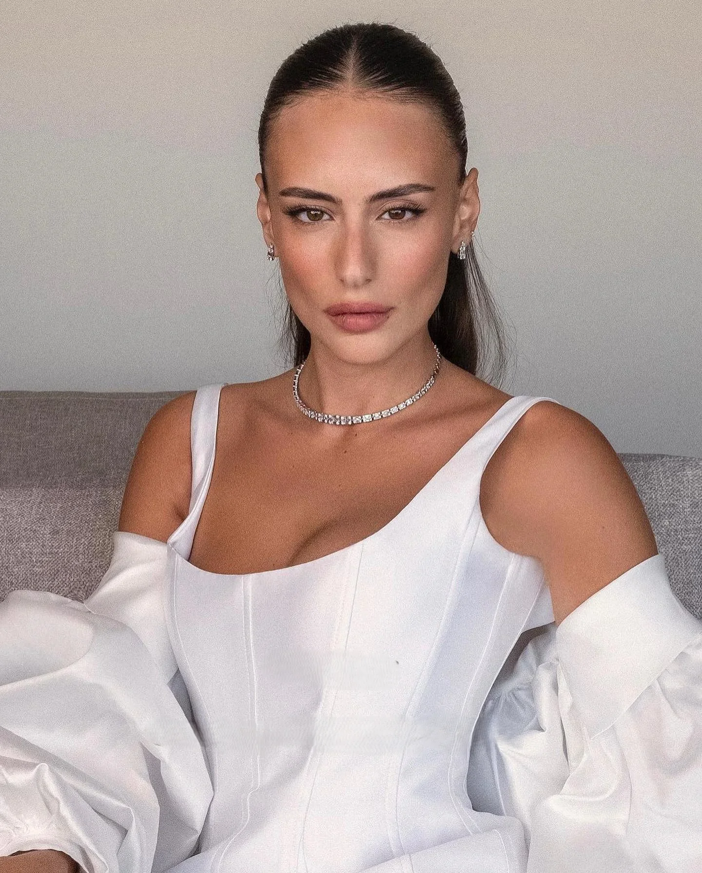 Manloli シンプルなサテンミニブライダルドレス 2 点セットラウンドネックウェディングドレスカスタム取り外し可能なフロアプルドレスローブ