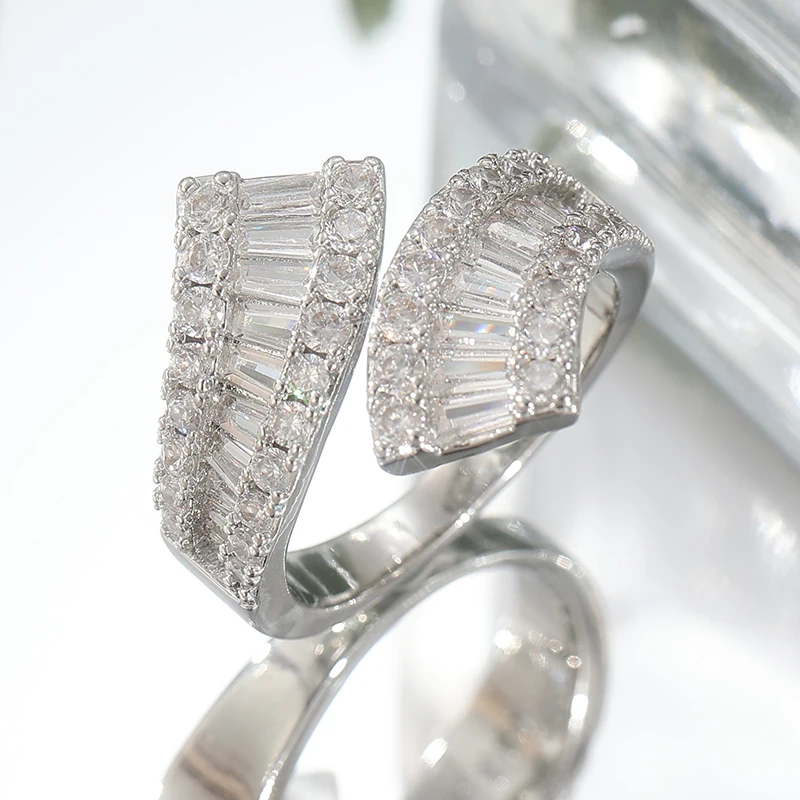 Modischer Silberfarbener Ring mit Weißen CZ-Steinen für Damen Geometrisches Design Tägliches Tragen Party Verlobungsschmuck – Detail 2
