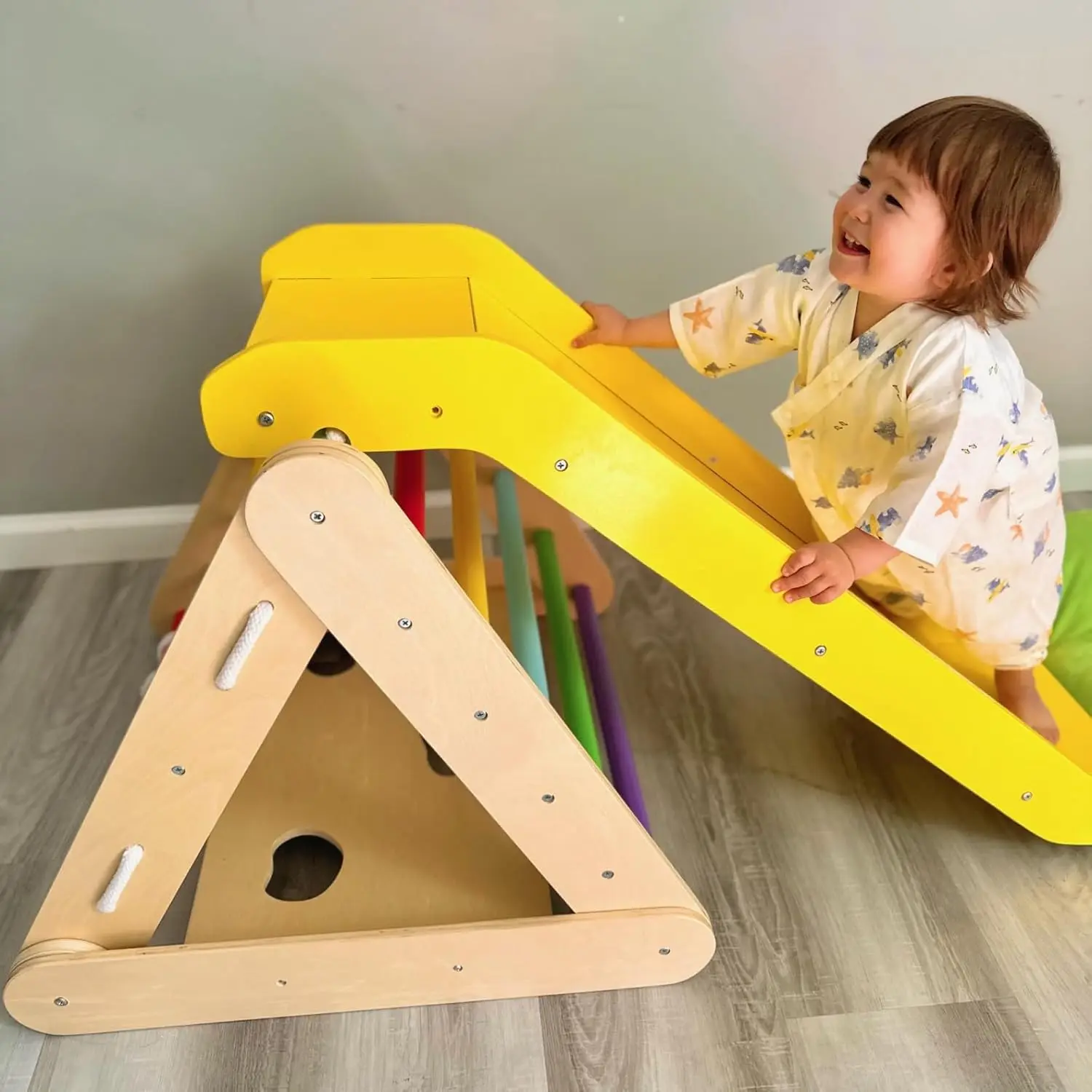Jouet d'escalade 4 en 1 pour tout-petits, grimpeur triangulaire en bois Montessori sur 3 côtés avec rampe coulissante, filet d'escalade et planche, enfants garçons