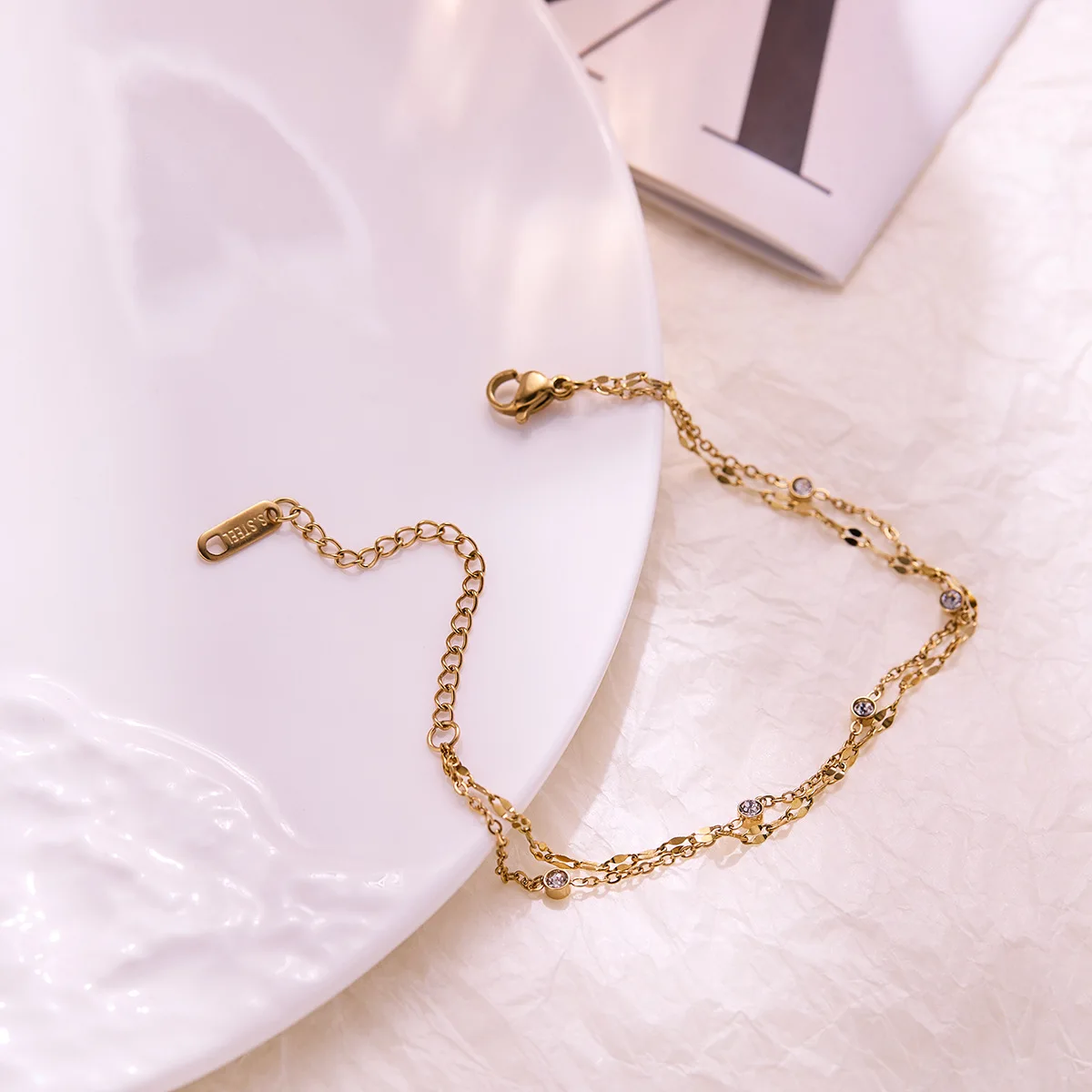 INS Goldfarbene Karabiner-Handkette, Einzigartiger Doppelschichtiger Schmuck mit Fünf Runden CZ-Steinen, Armbänder für Frauen, Modisches Accessoire, Geschenk – Detail 6