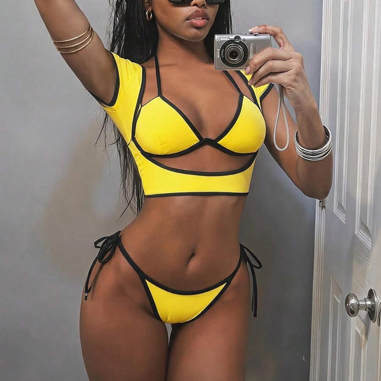 Y2K Gelb-Schwarz Verzierter 3-Teiliger Badeanzug, Neckholder-Bikini, Kurzarm-Crop-Top, Unterteil mit Bindeband, Sommer-Strandparty-Badeanzug für Damen – Detail 12