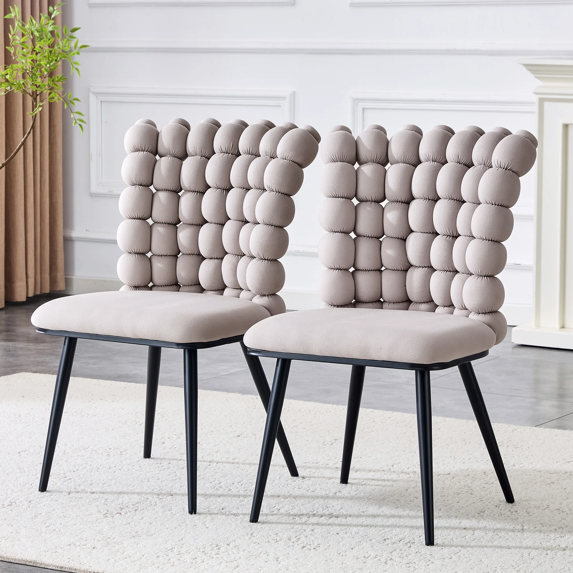 Ensemble de 2 chaises de salle à manger modernes et luxueuses en velours gris clair avec dossier à motif de chaîne à billes, pieds en métal robuste avec revêtement en poudre noire, sièges rembourrés confortables pour salle à manger, salon, coiffeuse et zones de détente, montage facile