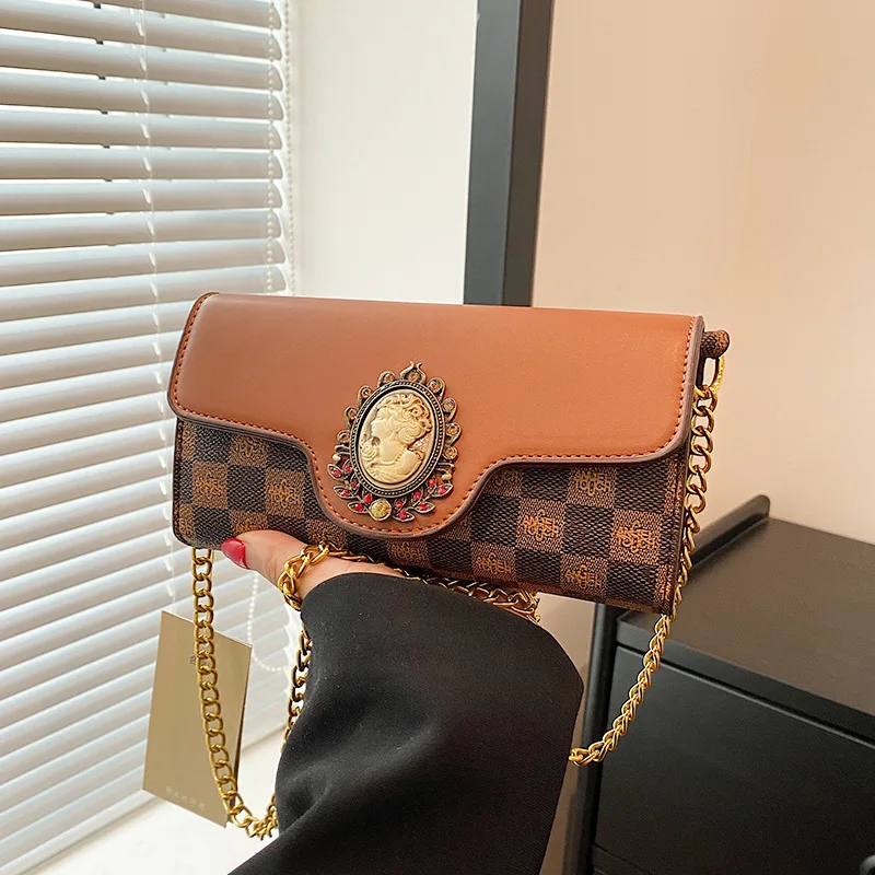 

Новая летняя женская сумка через плечо 2025 года — классическая, текстура в стиле ретро, универсальная и сменная.