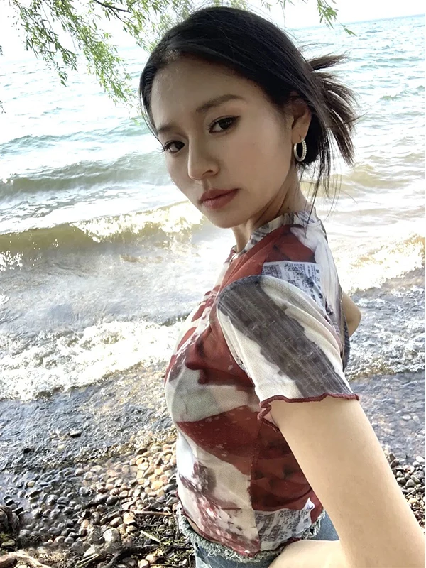 

Стильный и прохладный женский летний топ из тонкого полупрозрачного материала с принтом в американском стиле, облегающий крой