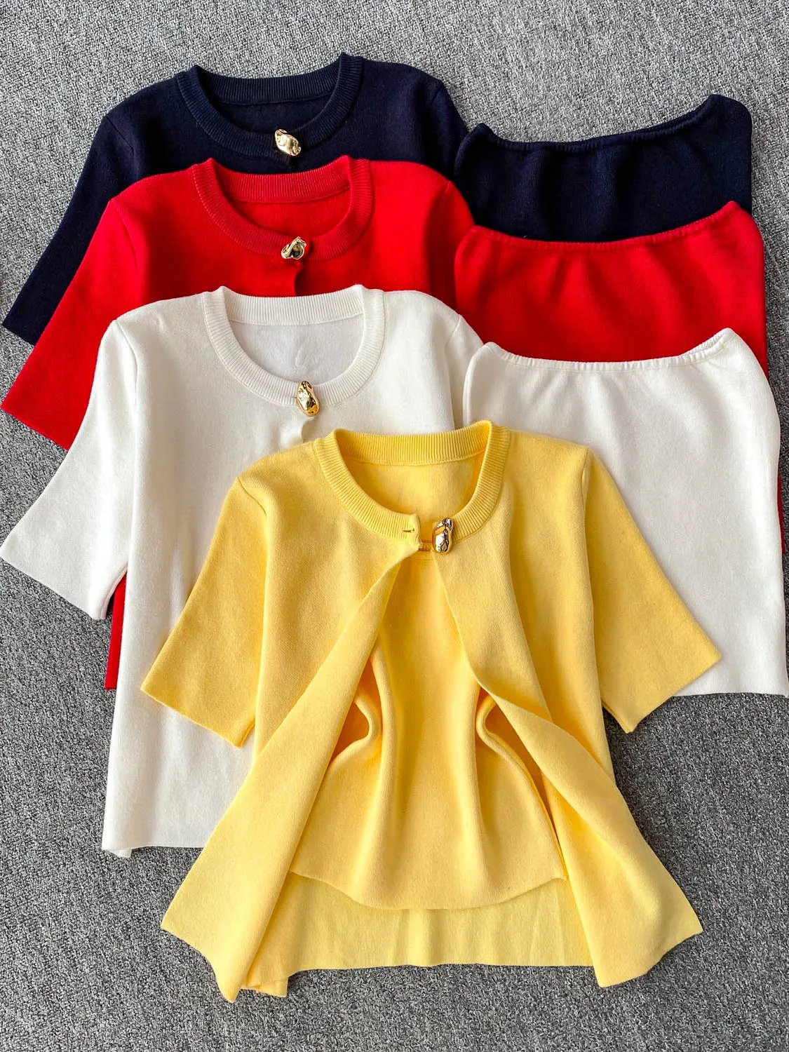 

Faionable Knitted ort Sve round Ne Cardigan And Crop Top Set for Young Women Summer Slimming Inner Wear Base Layer