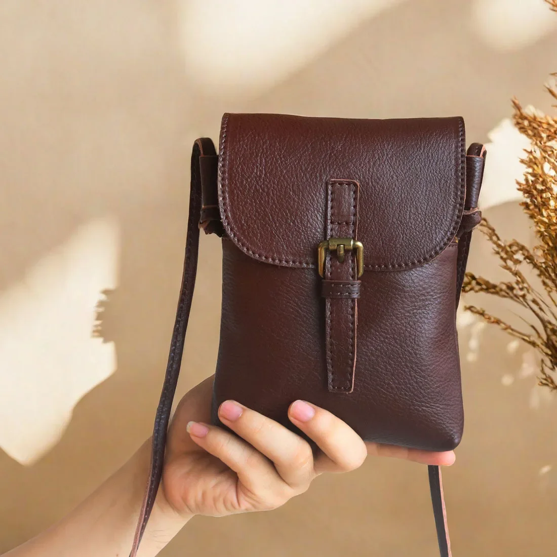 

2025 Handmade Head Layer Plant Tanned Cow Leather Mobile Phone Bag Single Shoulder Crossbody Casual Retro Leather Designer L