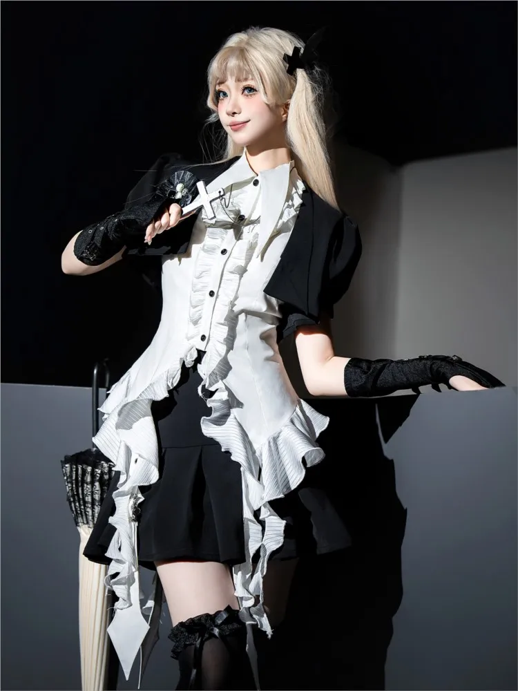 Ein unregelmäßiges Hemd gepaart mit einem Rock-Anzugkleid