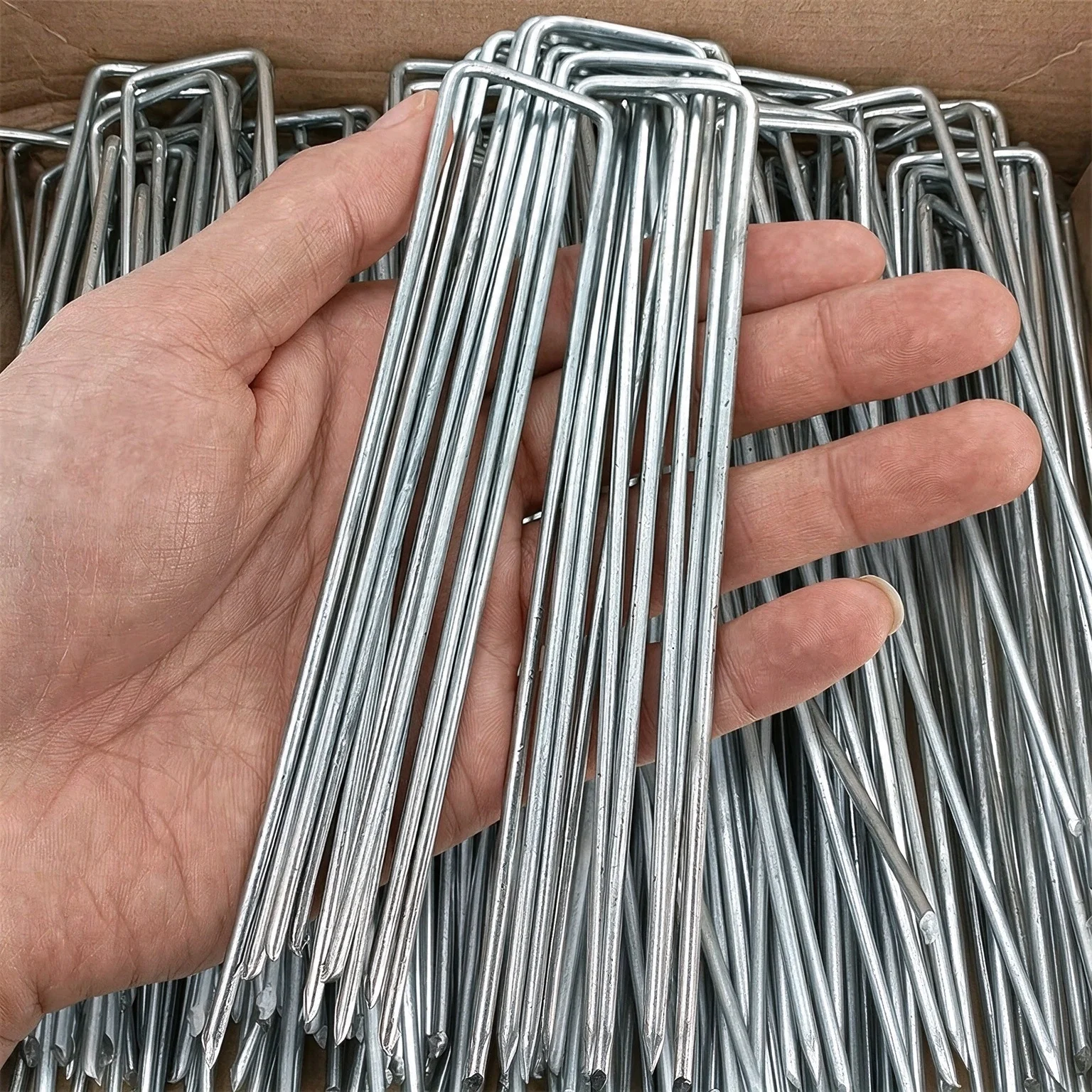 U-type Garden Staples Heavy-duty Fence Stake Sod Pins Galvanized Landscape Stakes Spike for Holding Weed Barrier Ground Cover