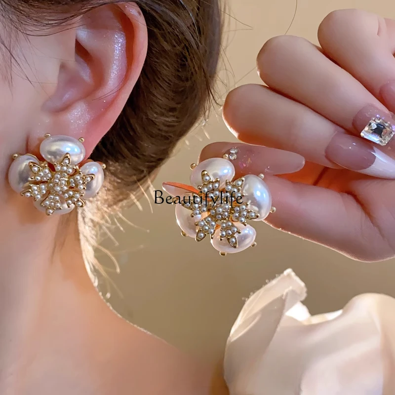 

Retro pearl snowflake stud earrings light luxury high-end French fashion versatile earrings