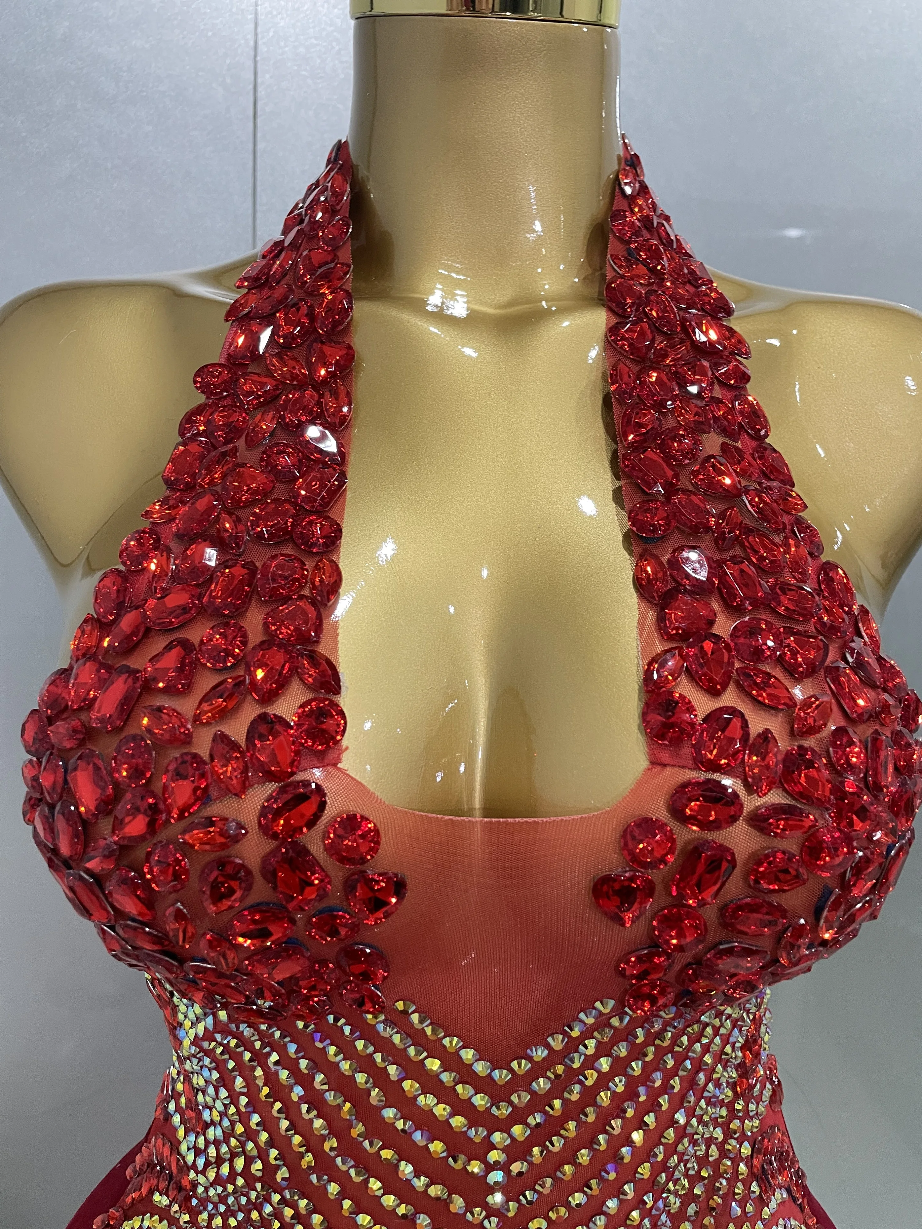 Abito corto in velluto senza schienale con strass scintillanti rossi sexy 2025 Nuovo ballo di fine anno per le donne Festeggia l'abbigliamento da palcoscenico per la festa di compleanno