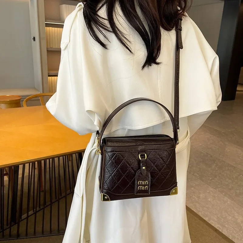 

2025 New Women's Luxury Box Crossbody Bag Stylish Bucket Tote Spacious Work Commute Day To Night Handbag Purse