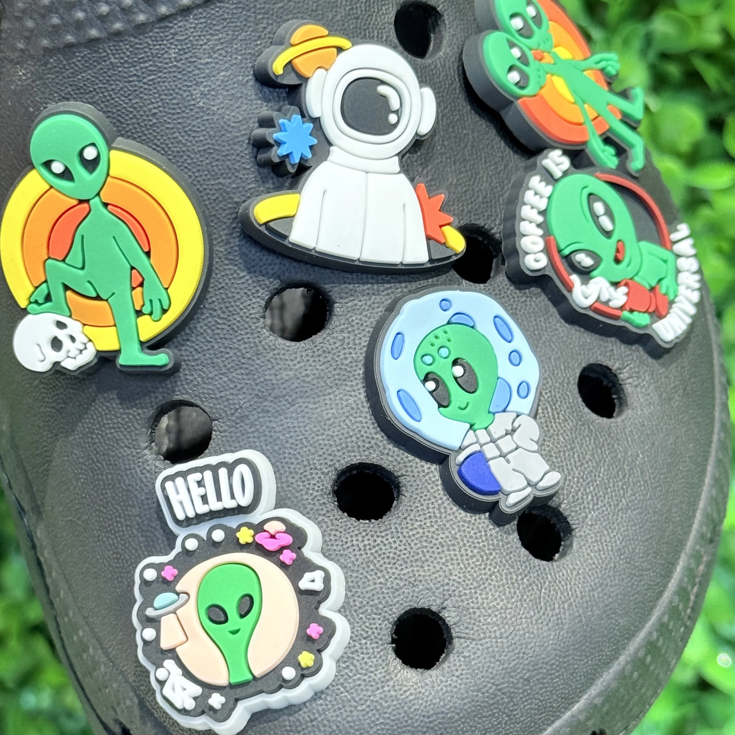 1-20-шт-обувь-из-ПВХ-с-рисунком-инопланетянина-НЛО-подвески-для-обуви-с-пряжкой-сабо-с-отверстиями-украшения-садовая-обувь-аксессуары-рождественский-подарок