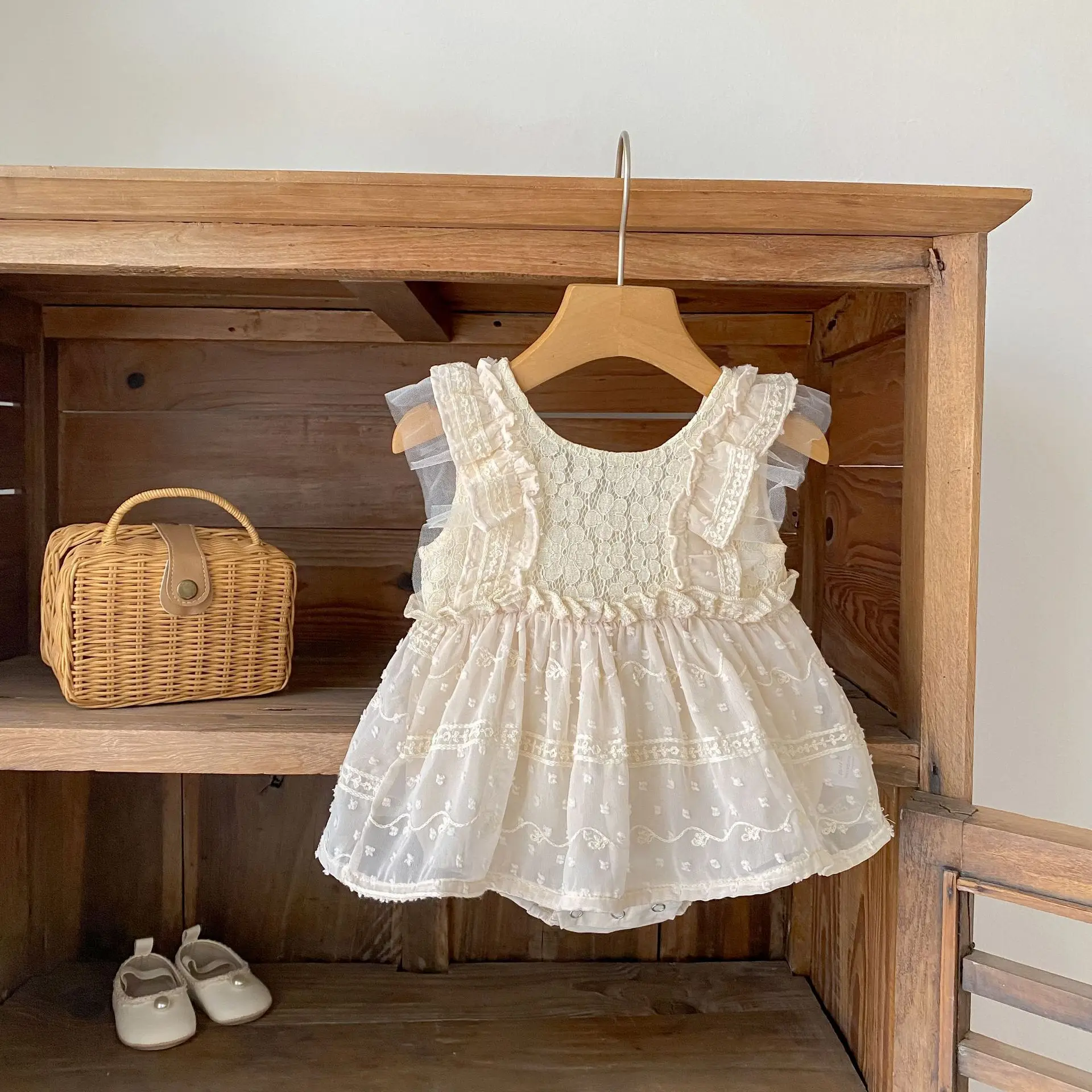 vestido-de-verao-para-bebes-e-meninas-pequenas-estilo-rendado-fino-com-mangas-esvoacantes-modelo-princesa-tipo-macacao