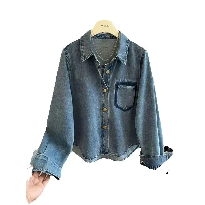 เสื้อแจ็คเก็ตยีนส์ผู้หญิงแบบต่อผ้า รุ่นใหม่ ฤดูใบไม้ผลิ-ฤดูใบไม้ร่วง ปี 2026 สไตล์ลำลอง ทรงหลวม กระดุมแถวเดียว สีน้ำเงิน แฟชั่นอเนกประสงค์ มีกระเป๋า ปกเสื้อแบบปกเชิ้ต