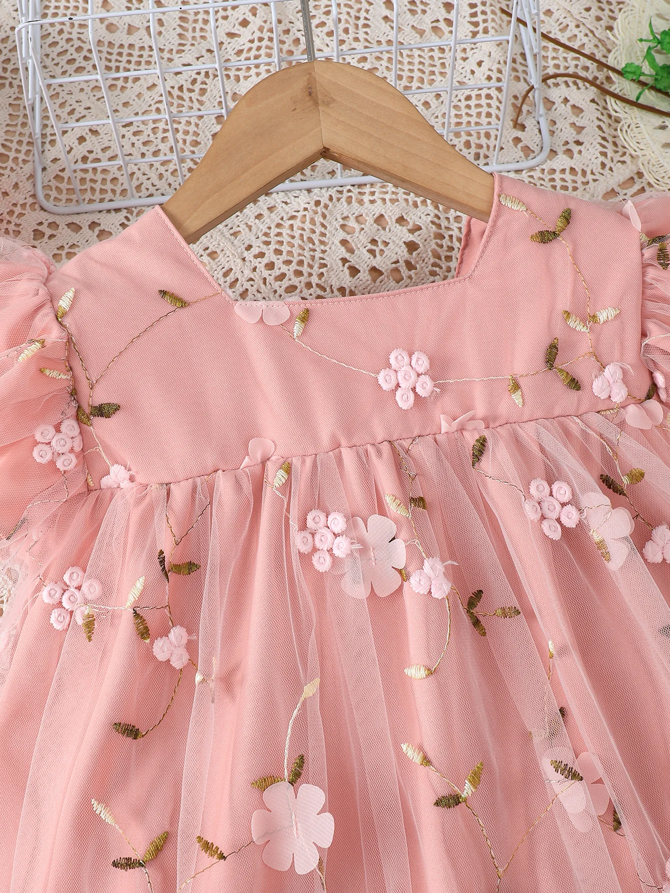 فستان شبكي مطرز بالزهور للفتيات الصغيرات مع ربطة عنق وتصميم حزام، مناسب للربيع والصيف عند مقترن بحقيبة