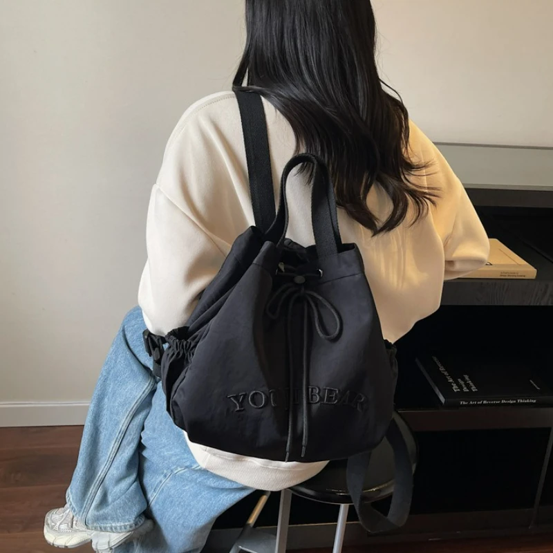 حقيبة ظهر مطرزة على الطراز الكوري 2025 حقيبة مدرب كلاسيكية شتوية جديدة بسيطة موضة مريحة ومتعددة الاستخدامات حقيبة دلو