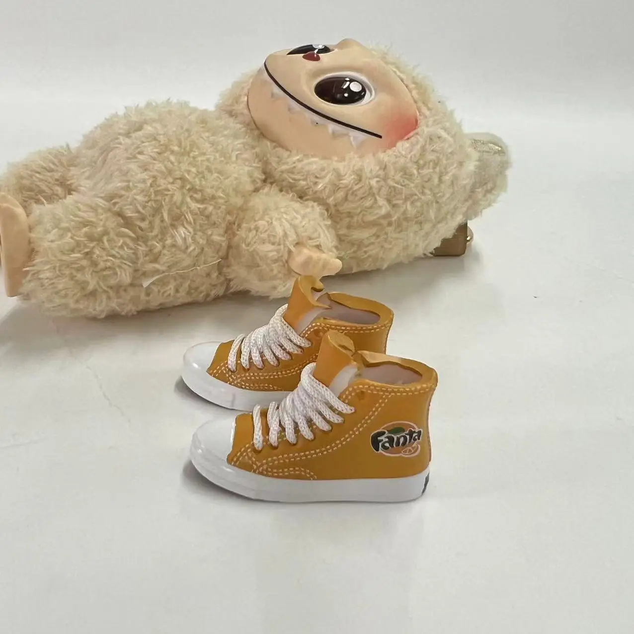 2025 Nuovo set di scarpe e abiti per bambole da 17 cm, portachiavi con stampo per scarpe nude in vinile peluche, accessorio per scatola cieca intercambiabile per la collezione di figure