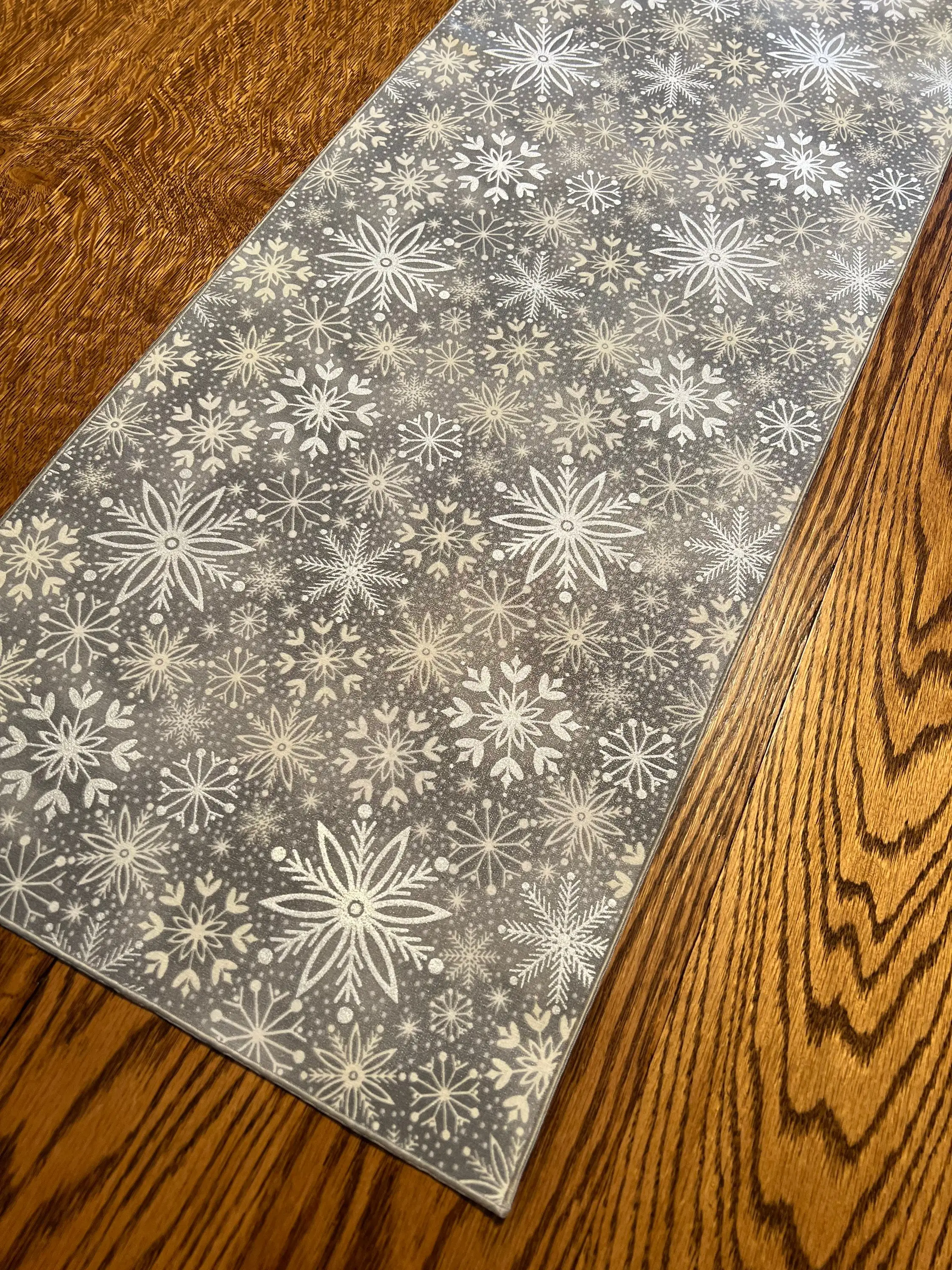 Kerstsneeuwvlok looptisch - Winter bedrukte bureaubladdecoratie, duurzame stof, kerstcatering en huisdecoratie