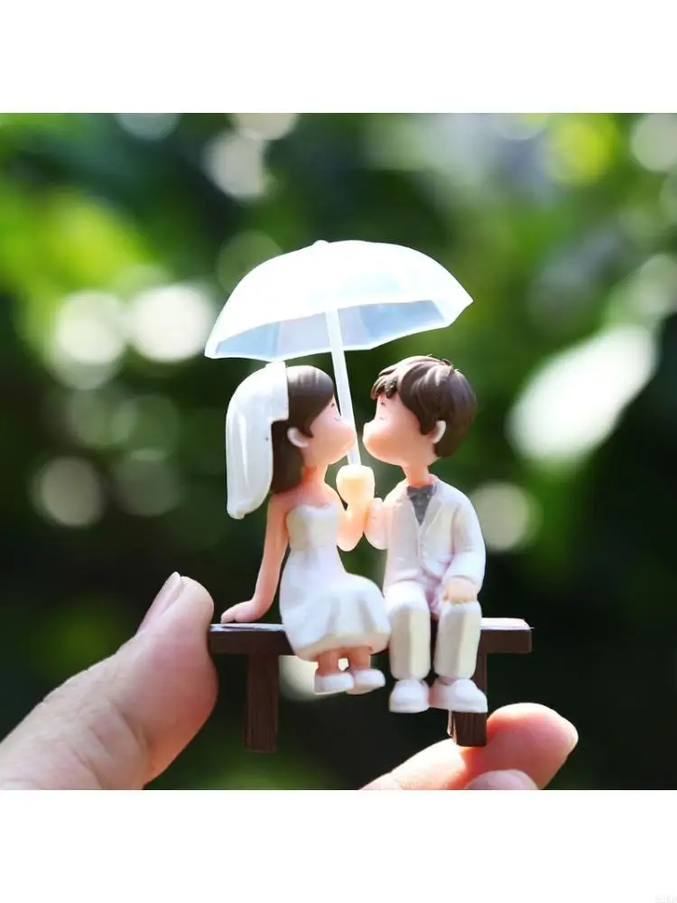 62KD Charm PVC Couple Statue Holding Umbrella For Party Cake DecorS And Desk Display