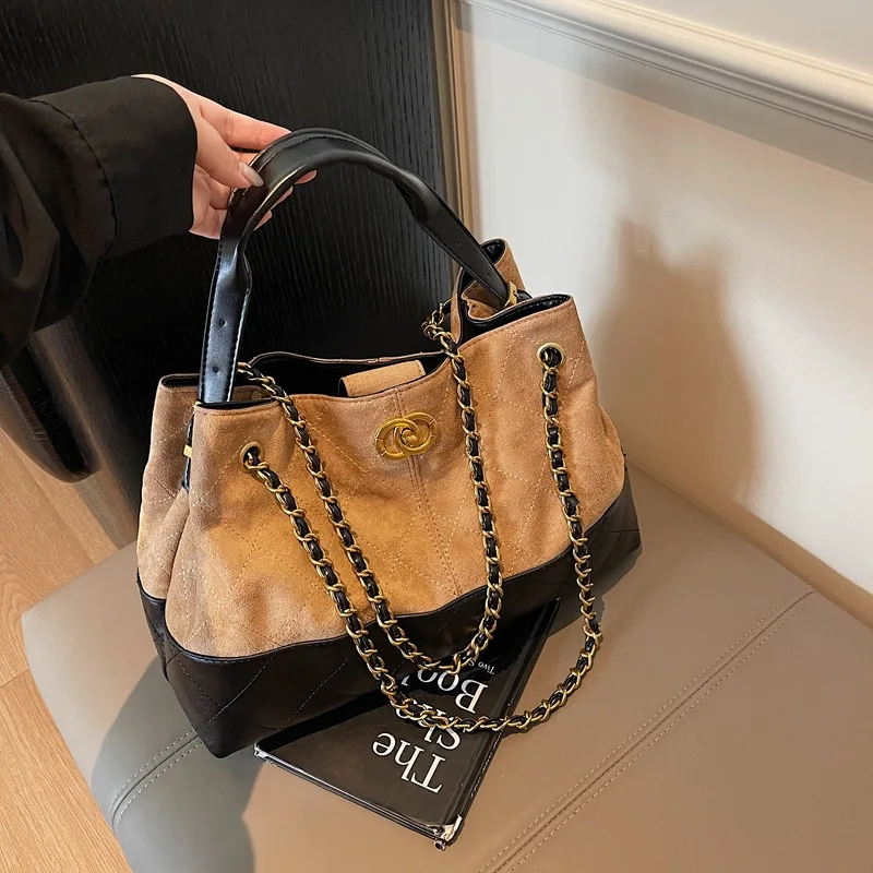 

​ 2023 Новая женская винтажная большая сумка, нишевая дизайнерская сумка через плечо, ремень через плечо в стиле ретро для работы, шикарная и просторная ​