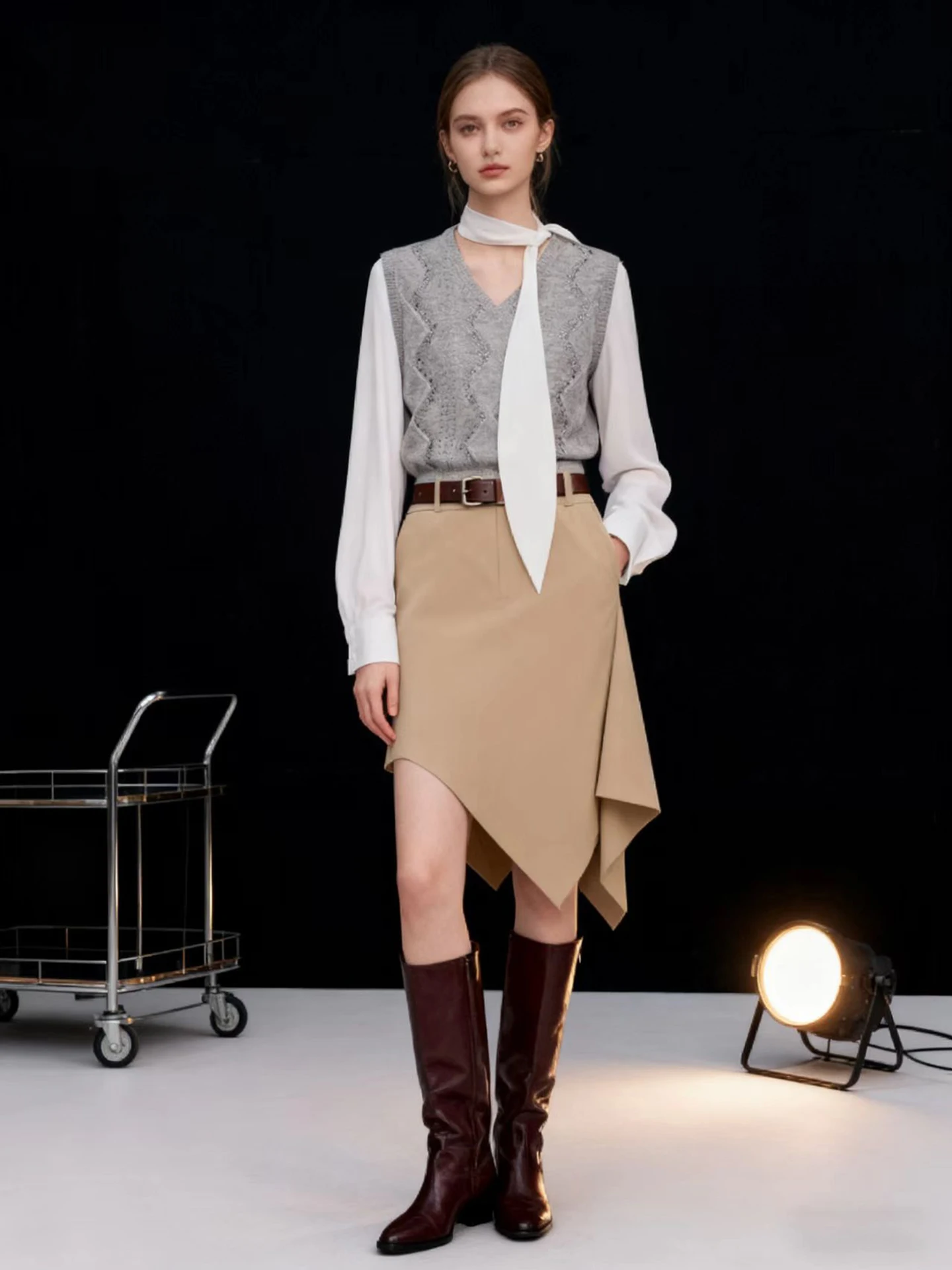 

HUAAPPUW ey Тонкий вязаный шерстяной жилет с ромбовидным узором и стразами, многослойный, весна 2026, для повседневной носки, приталенный крой