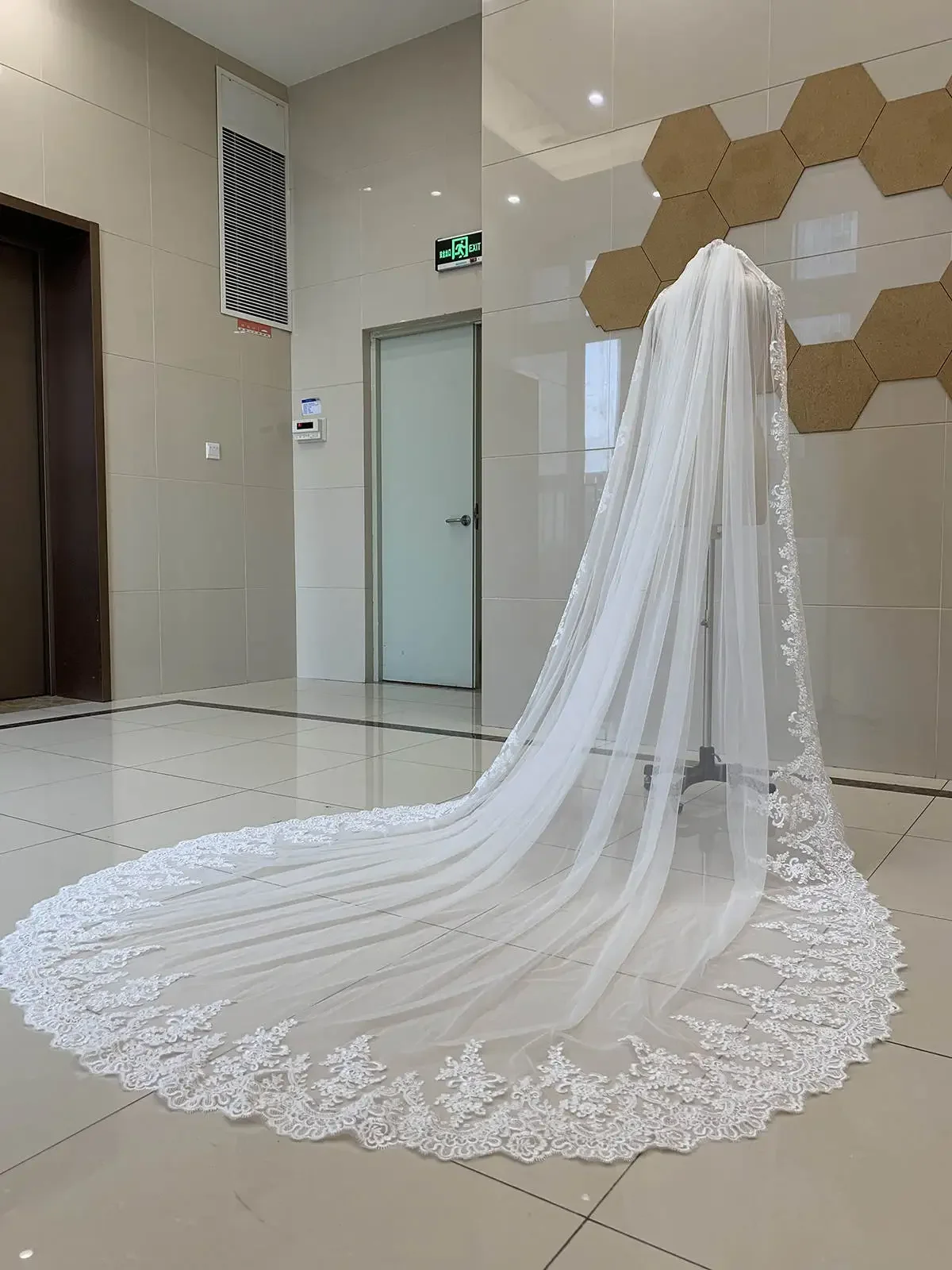 

Gorgeous Wedding Veil Appliques Lace One Layer Long Cathedral Length Veils Applique Edge Velo De Cabeza Custom Made High Quality
