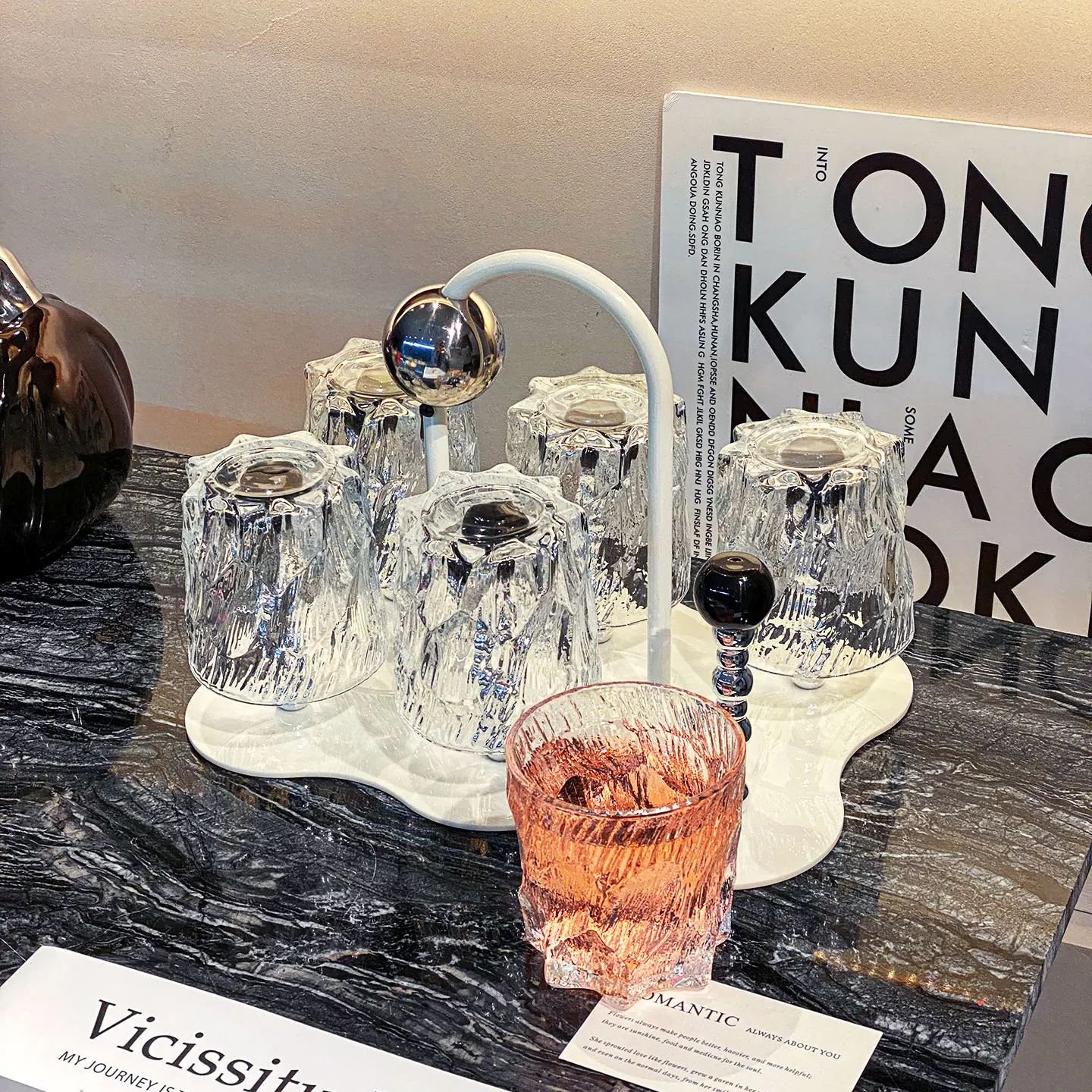 elegante-set-di-bicchieri-in-vetro-per-casa-e-ospiti-con-supporto-lussuoso-set-per-soggiorno-bicchieri-per-acqua-fredda-trasparenti-resistenti-al-calore-per-birra