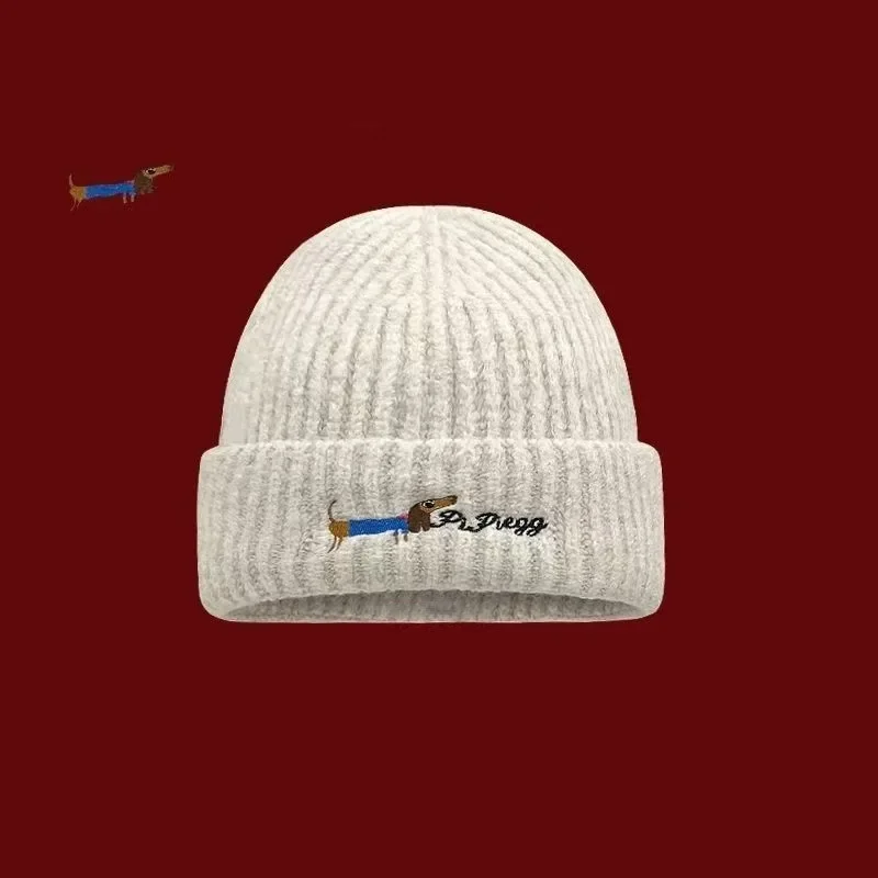 Gorro de lana cálido de punto bordado con cachorros ins auténticos para mujer, gorro fresco versátil para invierno con protección para los oídos para estudiantes
