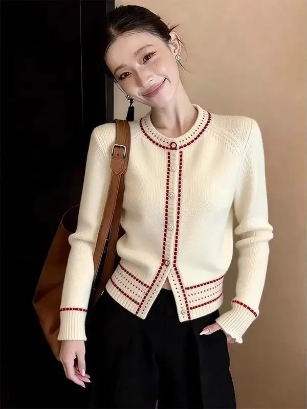 

Корейский стиль: модный абрикосовый кардиган с круглым вырезом и пуговицами, на раннюю весну, новый, универсальный, мягкий, средней толщины.