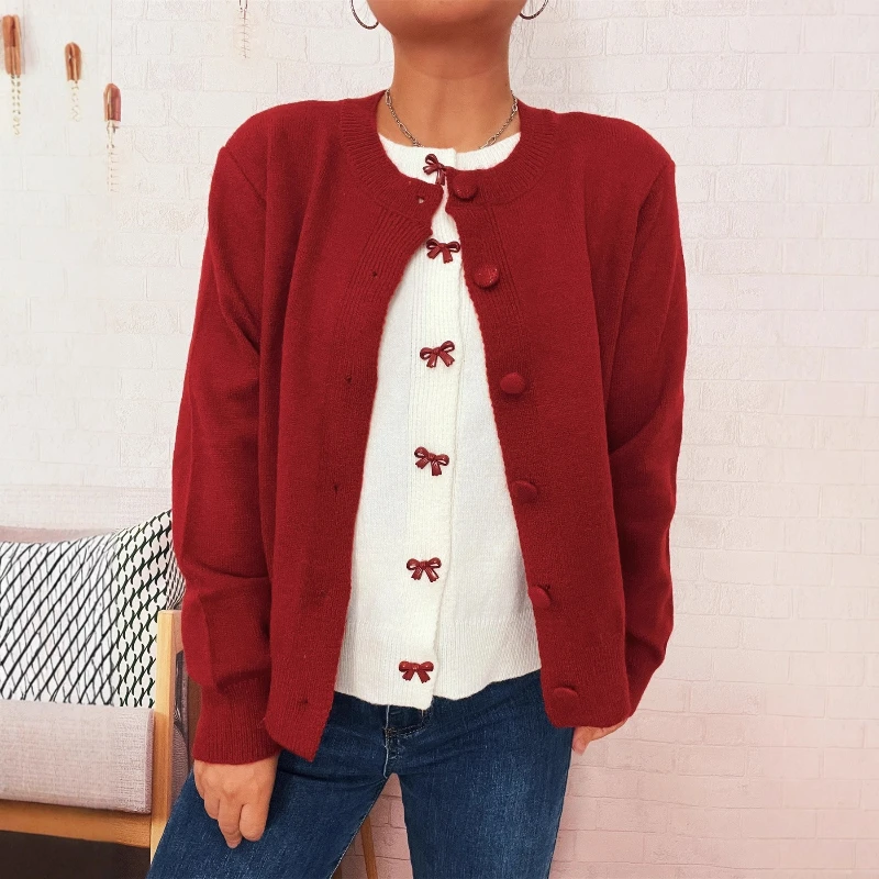 Nowa kolekcja jesień/zima 2025: Dwuczęściowy sweter damski z dzianiny, z haftem w motyle, zapinany na guziki, idealny na dojazdy do pracy i wakacje.