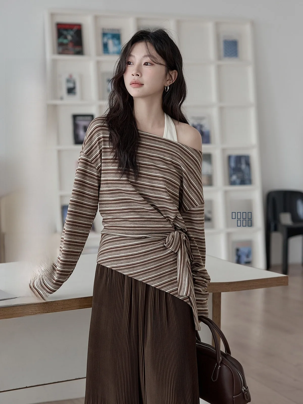 

Женский комплект HuiXi Весна 2026: Топ в полоску с бантом и асимметричный лонгслив для офиса и повседневной носки