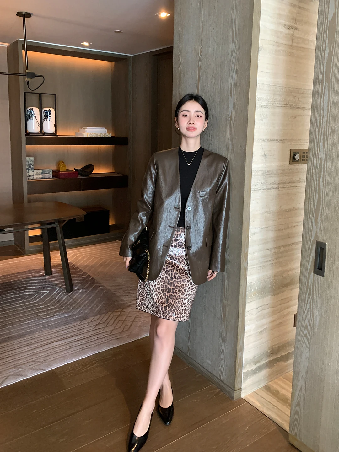 

PU Leather Jaet Women's V-Ne Texture High-End Faion Commute Sle Long Sve Medium-Length Coat