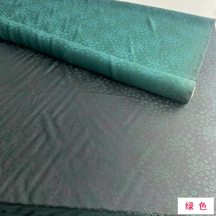 

Ткань XiangyunSha из натурального шелка: 35% тутового шелка и 65% хлопка, традиционное жаккардовое плетение, мягкая и дышащая.
