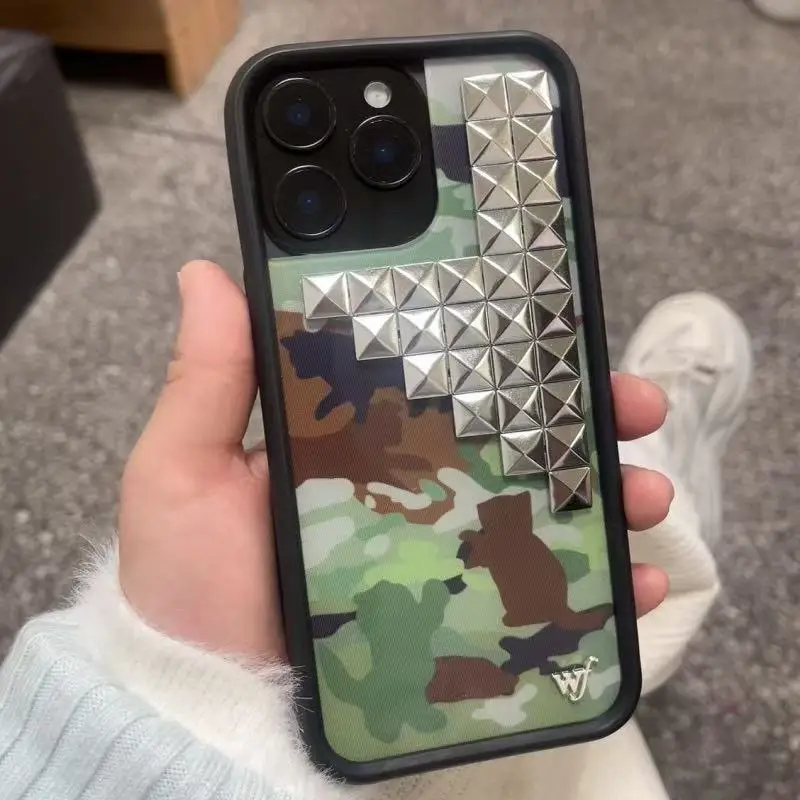 Etui na telefon z motywem dzikich kwiatów, srebrnymi nitami i wzorem kamuflażu, dla iPhone 18 17 16 15 14 13 12 Pro Max Plus, z kreskówkowym kotem i nitami. — zdjęcie produktu 3