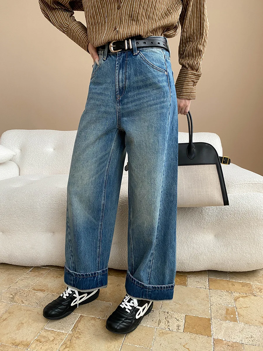 Design alla moda con bordo arrotolato, jeans dimagranti a vita alta, larghi a gamba dritta