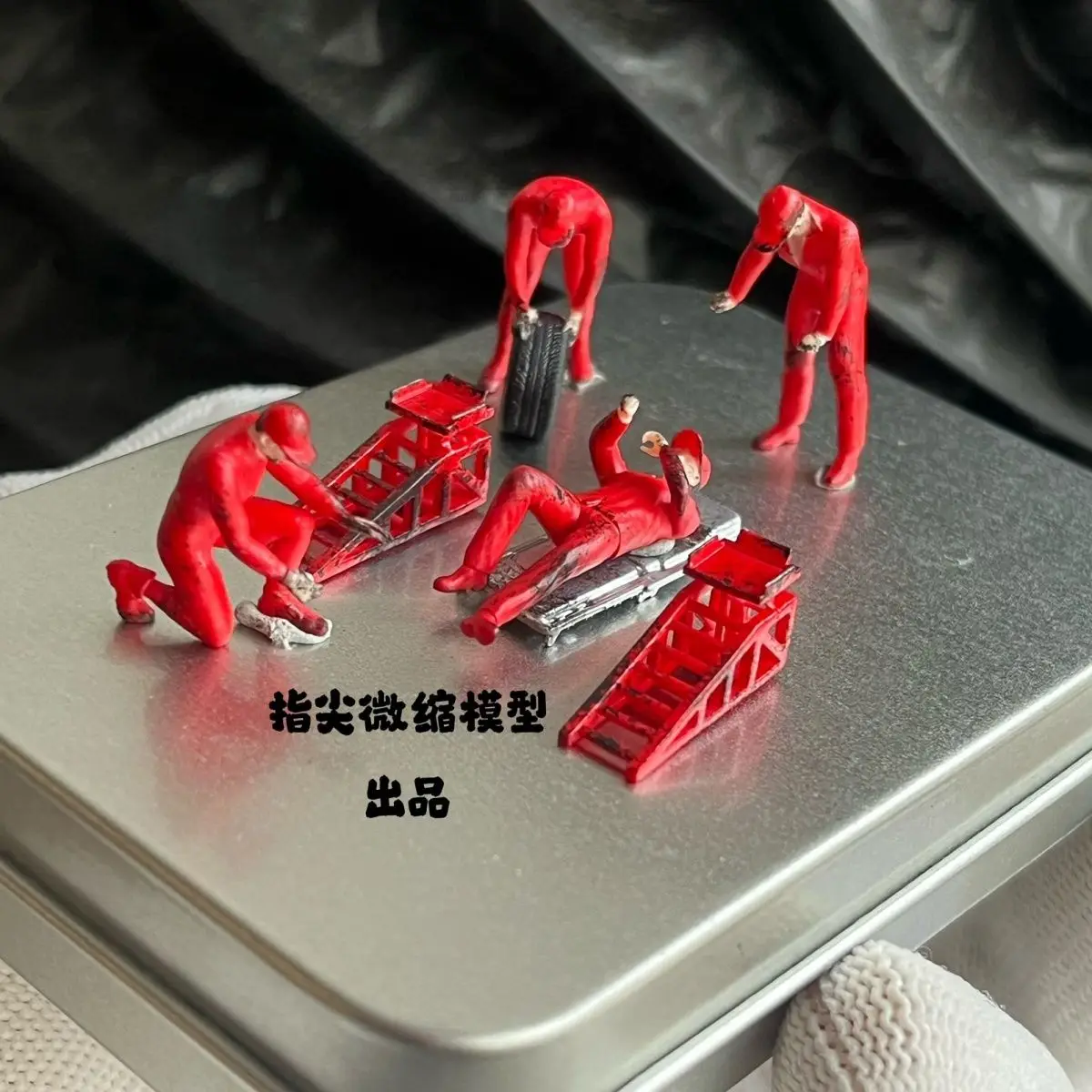 1/64 Mechanic Model Car Repair Technician Chassis Inspection Worker Garage Scene