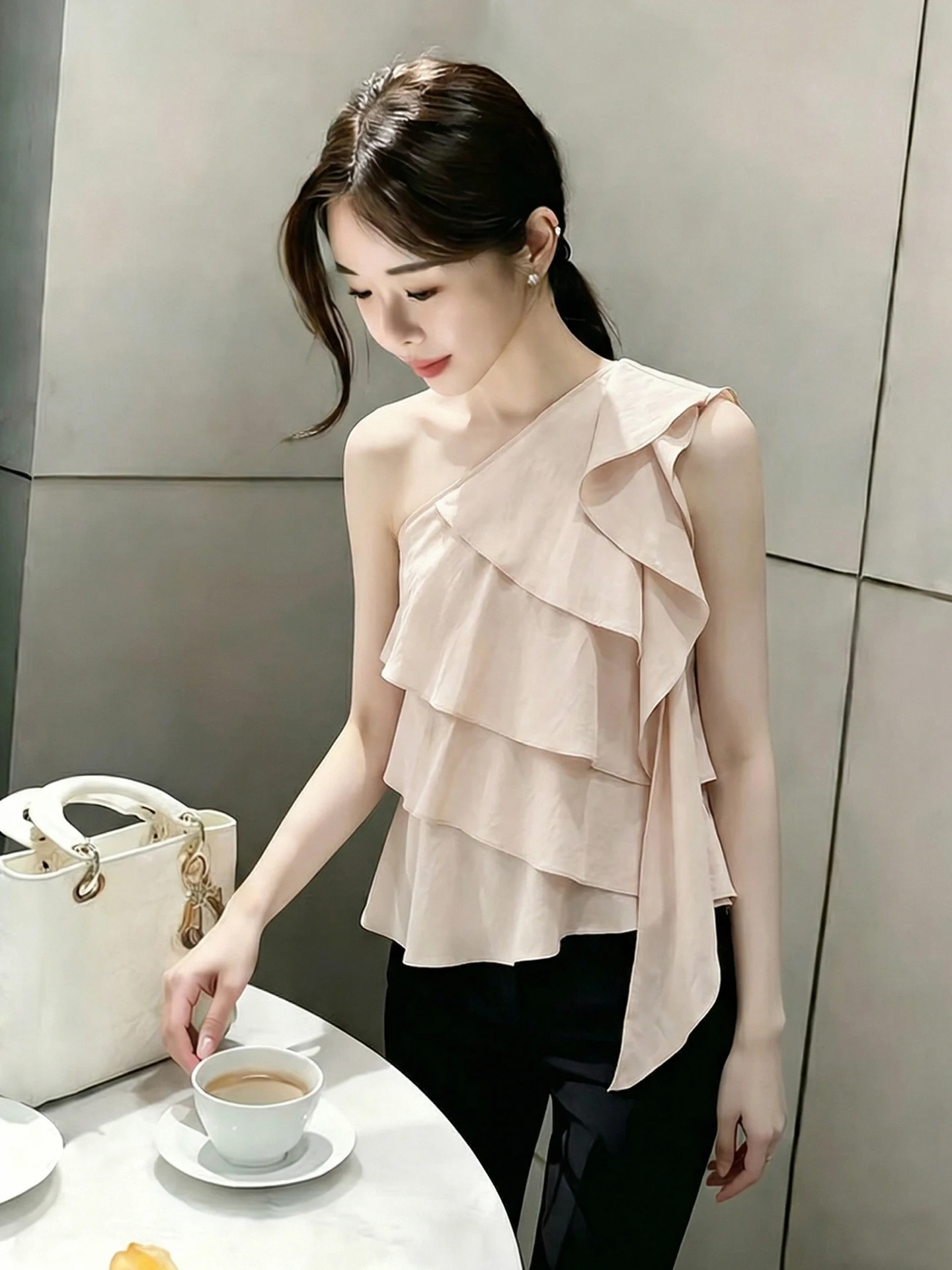 

Fashionable Summer 2026 Sleeveless Vest with Lace Trim Versatile Stylish Korean Style Straight Cut Silk Top for Young Women