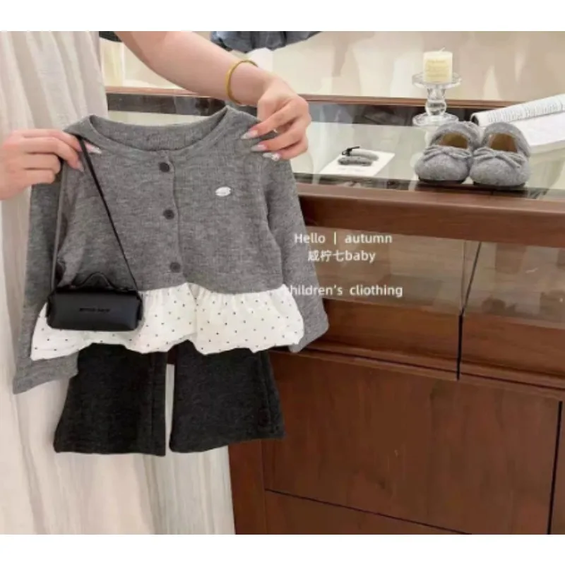 

Комплект для девочек, осень 2024, новый кружевной и кружевной свитер, серые сложенные носки для маленьких девочек, комплект из двух предметов