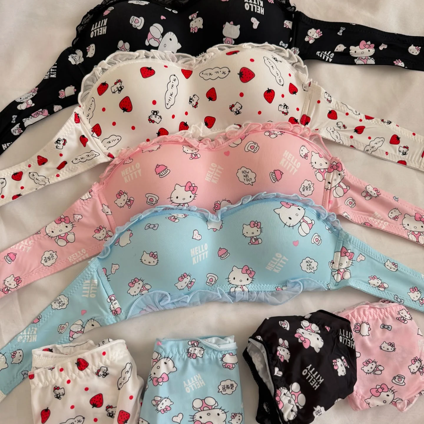 

Sexy Sanrio Hello Kitty Kawaii New Sweet Underwear Female Small Breasts Gathered Strawberry Cute Bra Pure Teenage Upturned Set