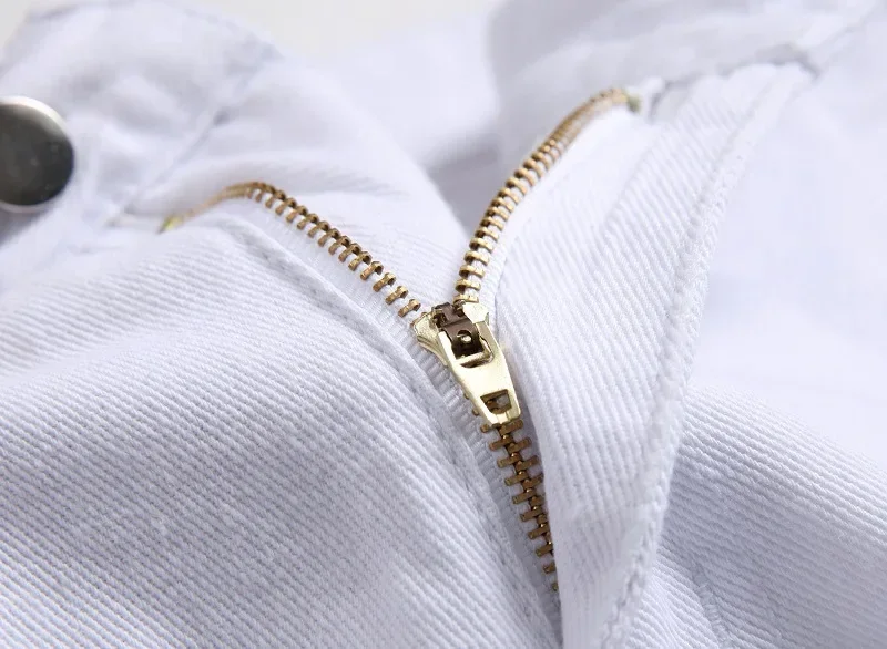 Jeans Putih Pria Gaya Eropa Celana Pria Sepeda Motor Empat Musim Jeans Lurus Desain Berlipat Fashion Remaja Y2k Pakaian Jalanan Pria