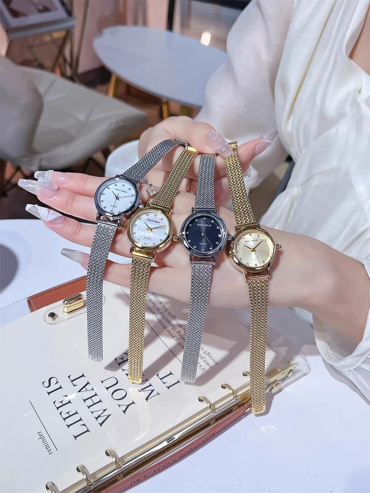 

Новый круглый браслет, легкие роскошные изысканные женские часы из нержавеющей стали в стиле ретро, женский подарок, женские аксессуары.