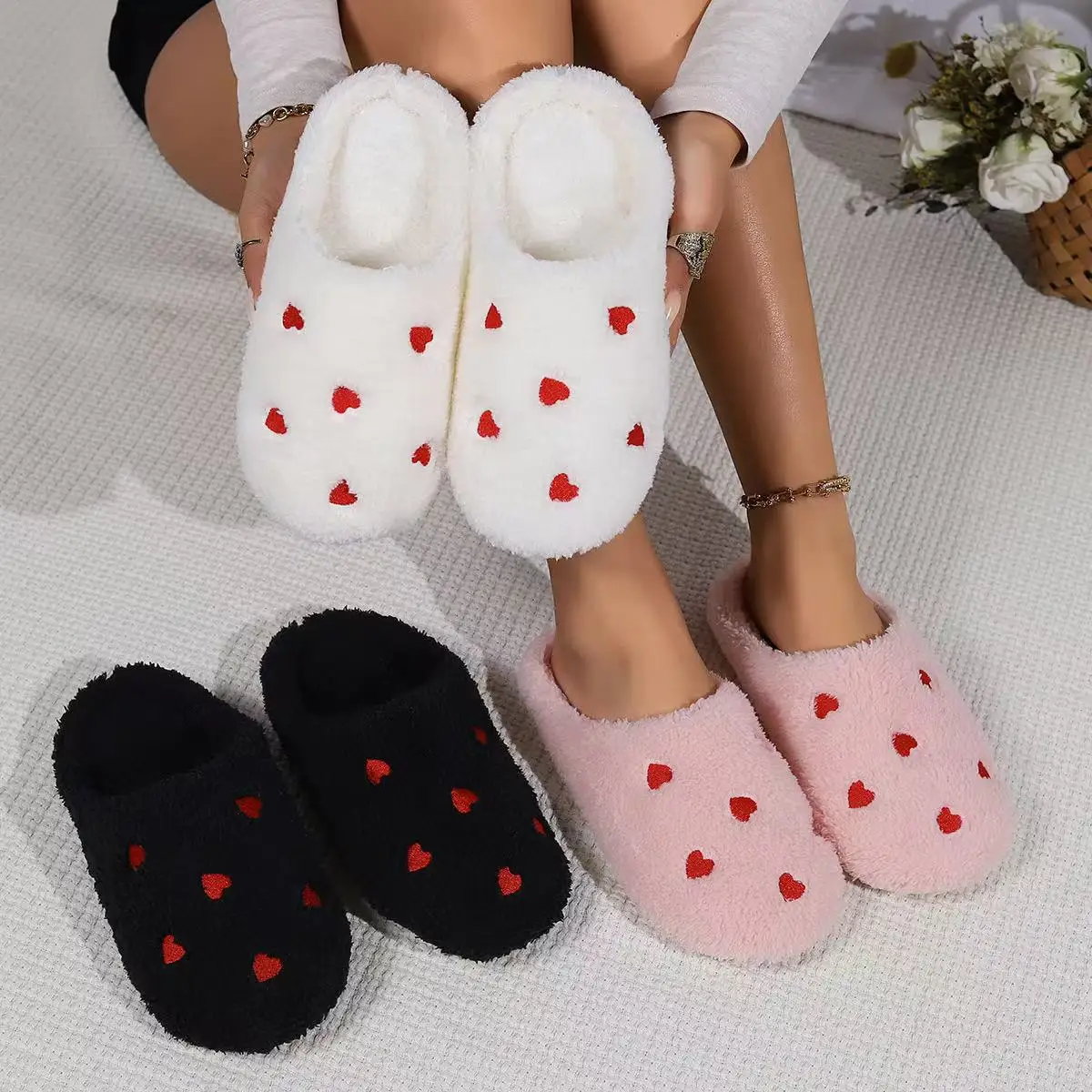 Plush Heart Slippers Non Slip Closed Toe Slippers Comfortable Flat Thermal Slippers Breathable Soft Furry Slippers for Women