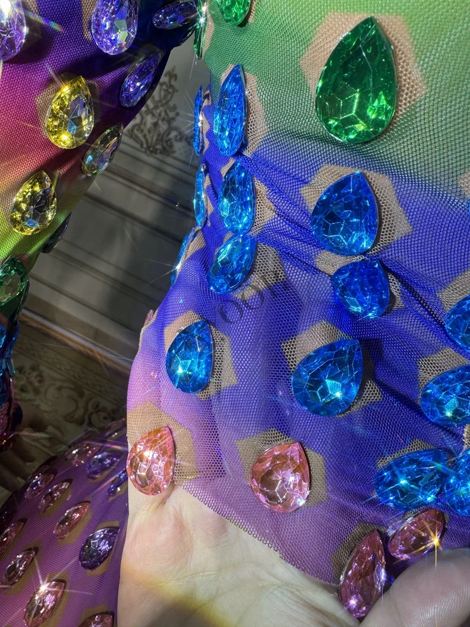 Conjunto de dos piezas de falda corta de manga larga con diamantes de imitación de colores brillantes, traje de baile de actuación Sexy para celebración de cumpleaños y Noche