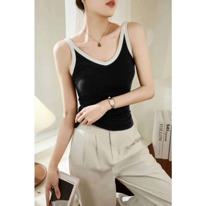 Canotta con scollo a V dal design avanzato per abbigliamento estivo da donna all'aperto, nuova canotta corta a vita alta con blocchi di colore