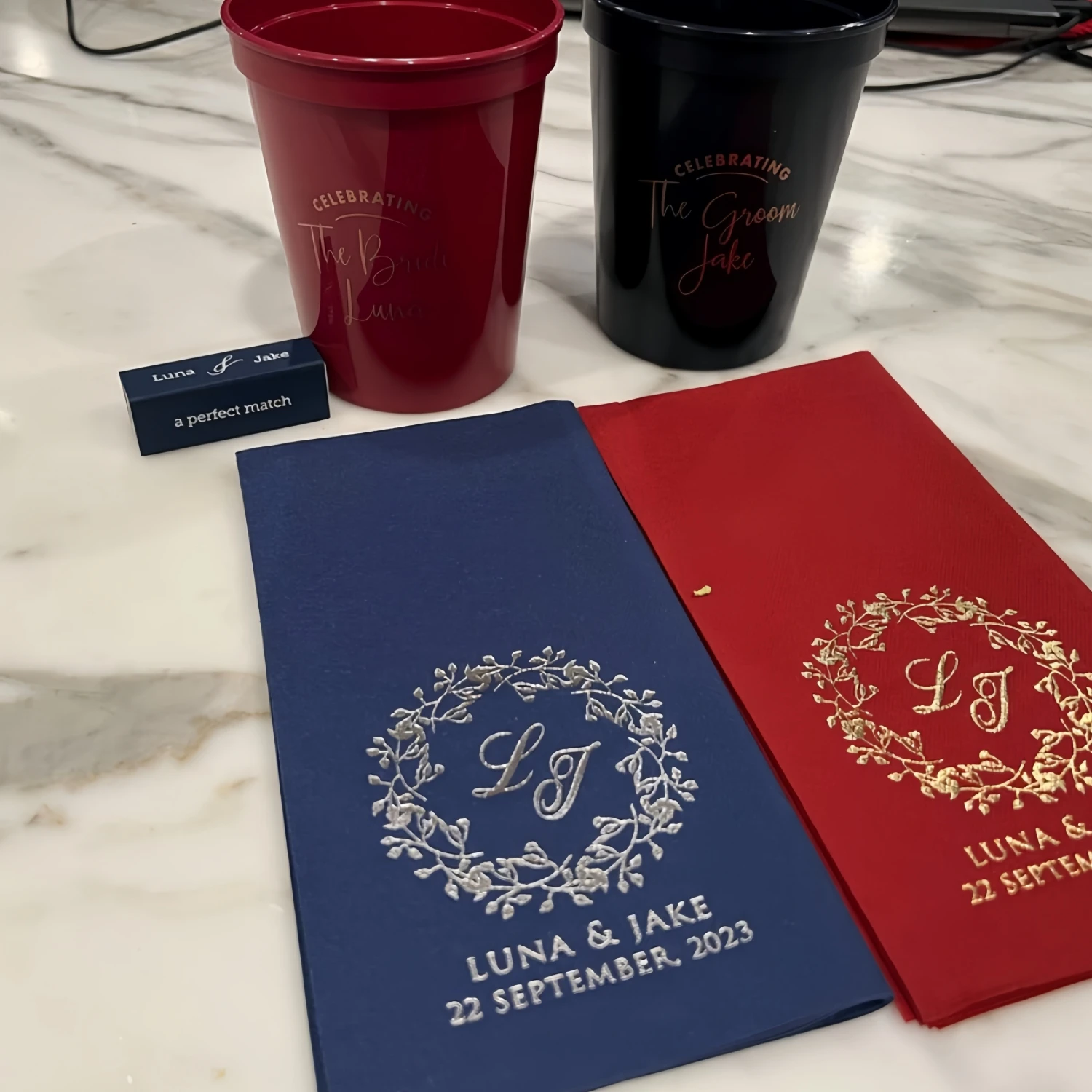 

100 шт., синие золотые салфетки с монограммой для свадьбы, дня рождения, коктейлей, напитков, коллекция золотых венков