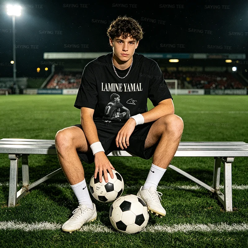 Fußball-inspiriertes Yamal-T-Shirt mit Yamal auf dem Ball, Unisex, Y2K, Yamal-inspirierte Jugend-Fußball-Sportbekleidung für Damen und Herren – Detail 5