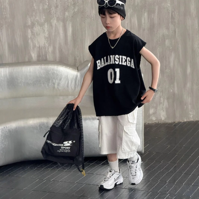 

2025 Summer New Style Children's Clothing for Boys, Fashionable Distressed Printed Vest T-shirt, Chic Summer Outfit for Kids.