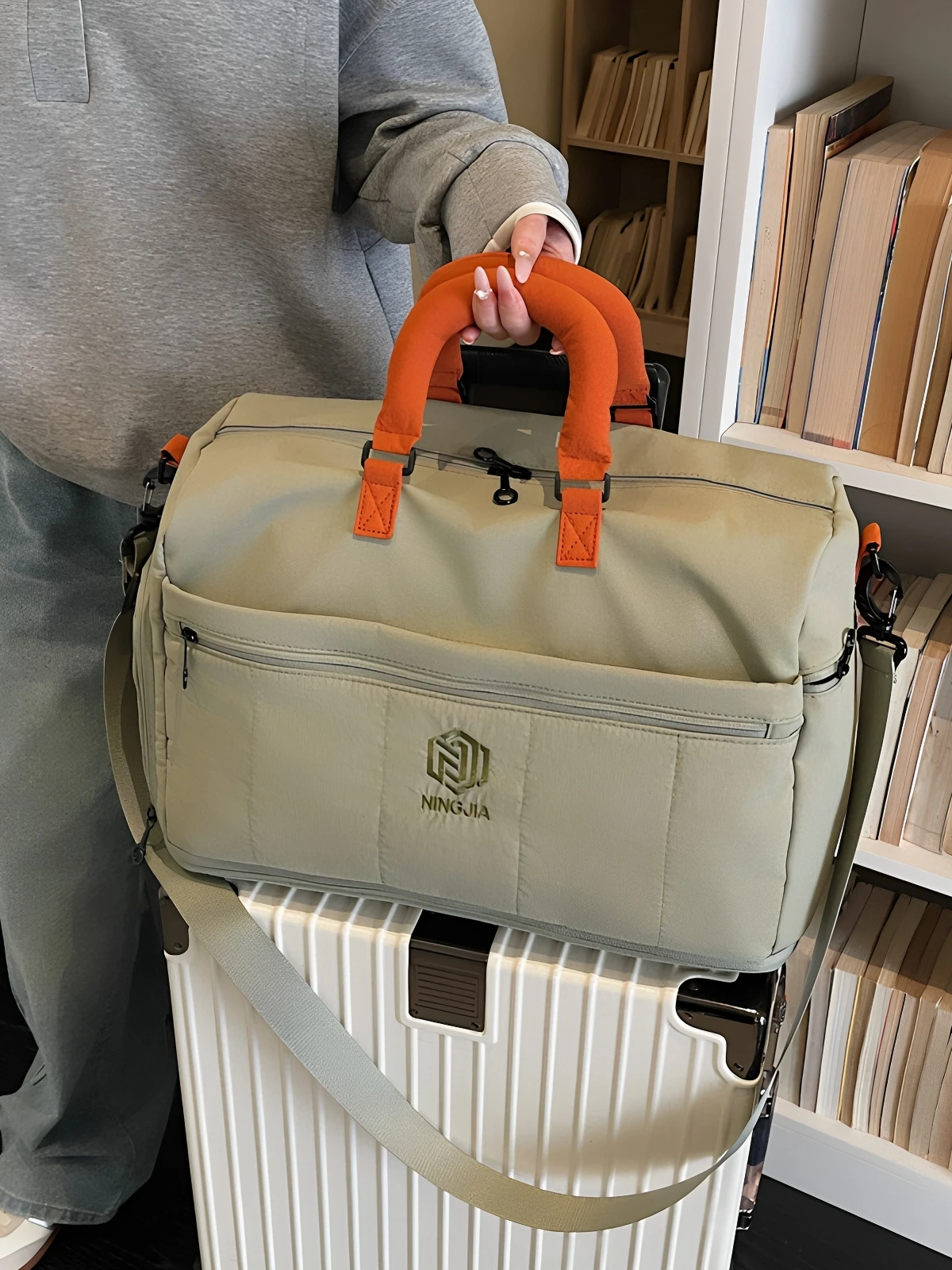 fashionable-lightweight-large-capacity-handheld-travel-bag-short-trip-expansion-bag-wet-and-dry-separation-maternity-bag