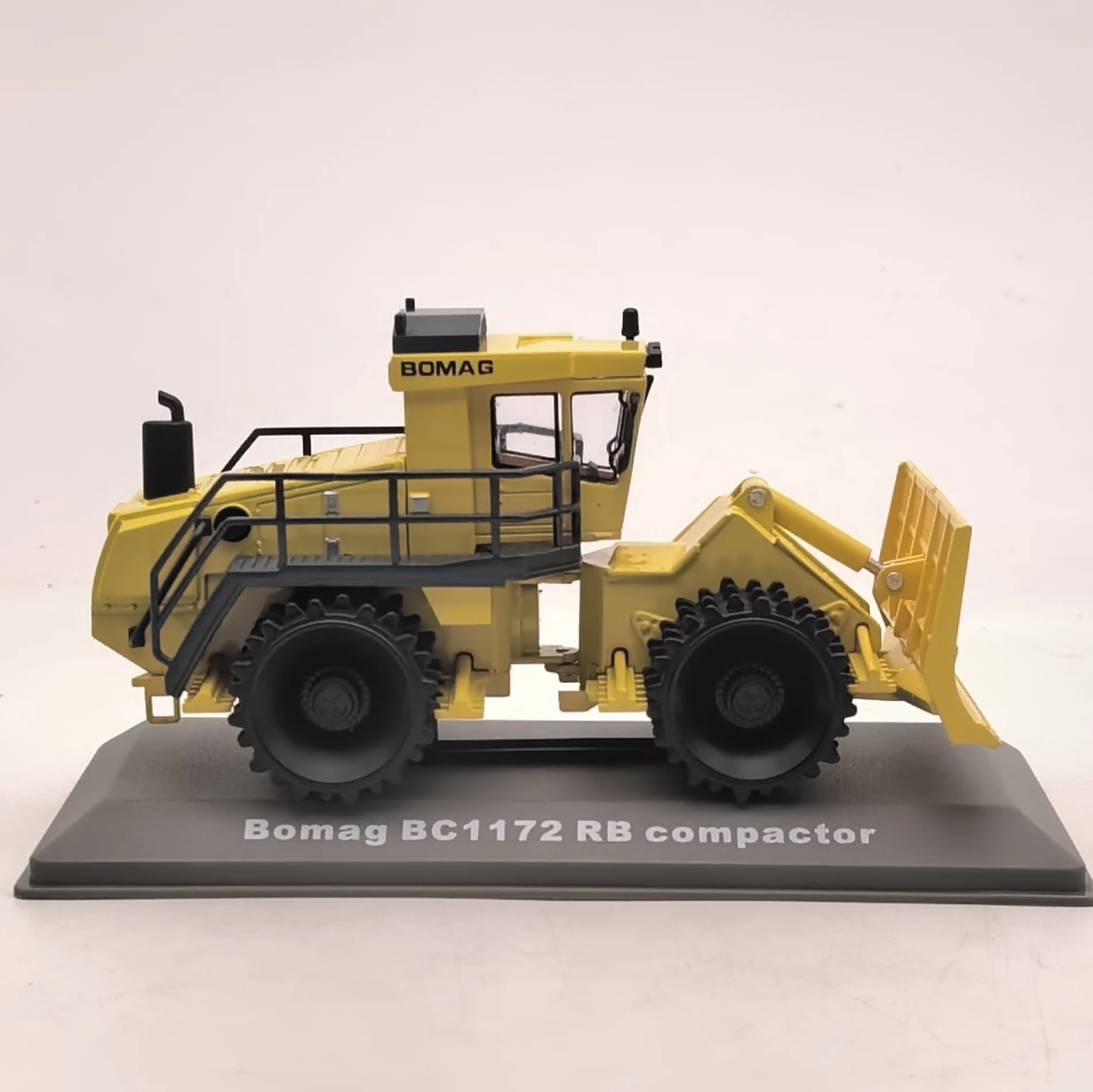 

Литой под давлением IXO масштаб 1:72 Bomag BC1172 RB, сборщик мусора, строительная техника, модель из сплава, Коллекционная игрушка, подарок, сувенир