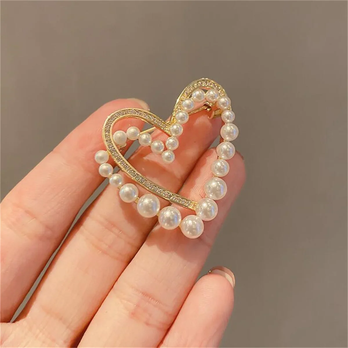 Heart Shaped Brooch Exquisite Hollow Pearl Inlaid Diamond Brooch Romantic Jewelry Party Birthday 2024 Best Friend Couple Gift